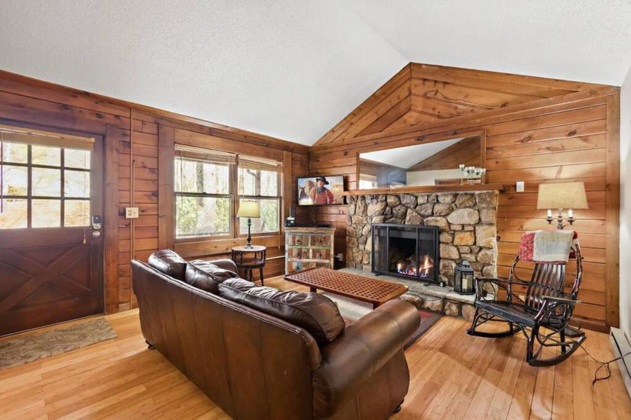 Picturesque Riverside Cabin With Fireplace And Porch Блоуинг-Рок Экстерьер фото